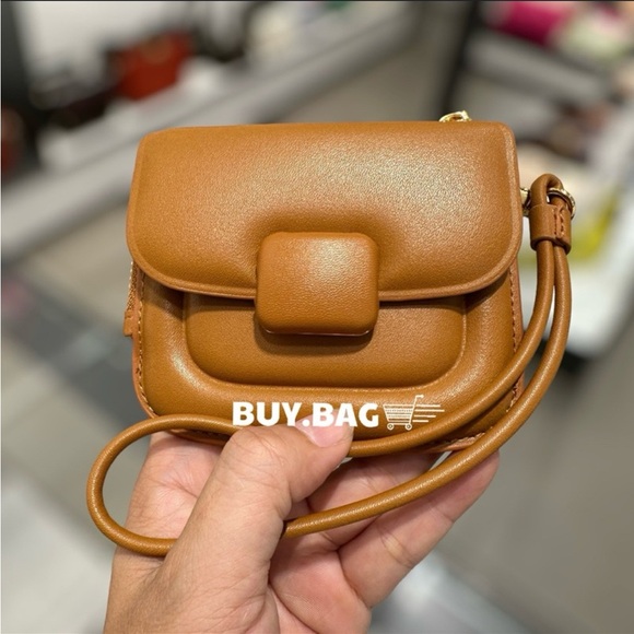 ✨Host pick✨Charles & Keith Caramel Wristlet Clutch - Picture 2 of 9